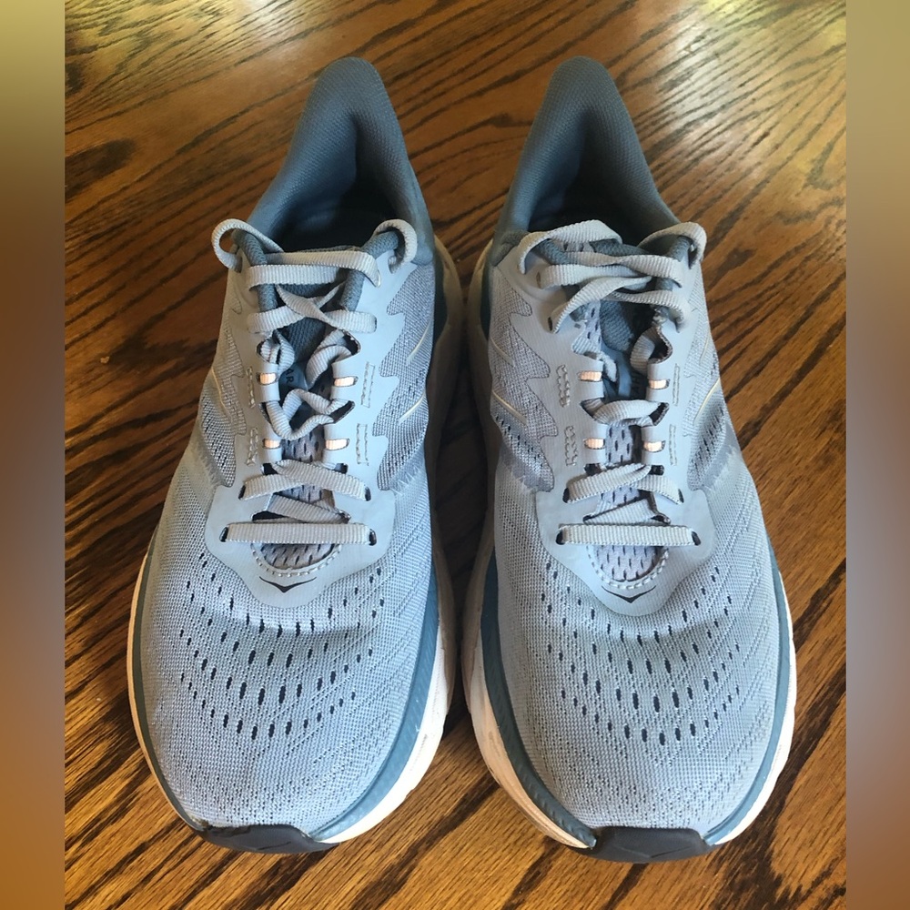 Hoka One One Arahi 5 size 7.5B baby blue womens